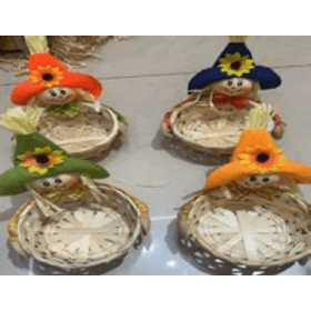 ESPANTALHO-COM-CESTA-18-CM-SORTIDO-YDH-856663